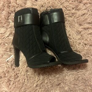 New Karl lagerfeld  size 7 M / 37/1/2